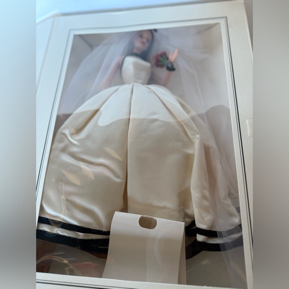 Vera Wang Cream and Black Collectible Doll - Picture 1 of 7